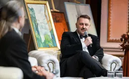 na zdjęciu osoby na scenie