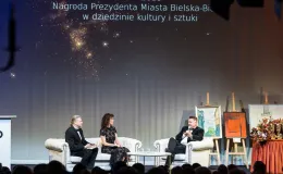 na zdjęciu osoby na scenie