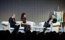 na zdjęciu osoby na scenie