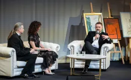 na zdjęciu osoby na scenie