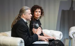 na zdjęciu osoby na scenie