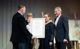 na zdjęciu osoby na scenie