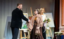 na zdjęciu osoby na scenie