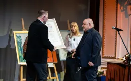 na zdjęciu osoby na scenie