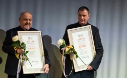 na zdjęciu osoby na scenie