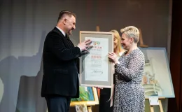 na zdjęciu osoby na scenie