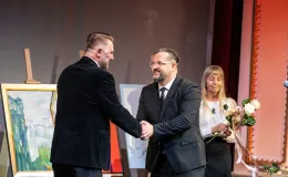 na zdjęciu osoby na scenie