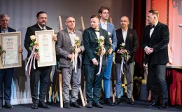 na zdjęciu osoby na scenie