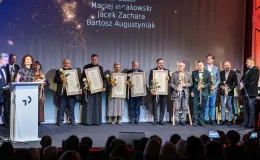 na zdjęciu osoby na scenie