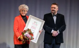 na zdjęciu osoby na scenie