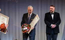 na zdjęciu osoby na scenie