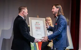 na zdjęciu osoby na scenie