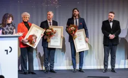 na zdjęciu osoby na scenie