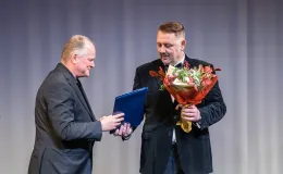 na zdjęciu osoby na scenie