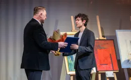 na zdjęciu osoby na scenie