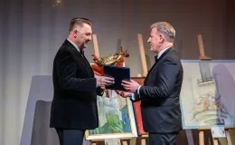 na zdjęciu osoby na scenie