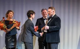 na zdjęciu osoby na scenie