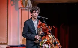 na zdjęciu osoby na scenie