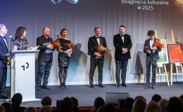 na zdjęciu osoby na scenie