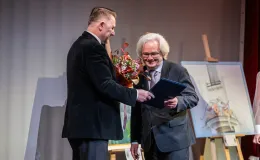 na zdjęciu osoby na scenie