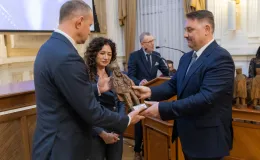 na zdjęciu osoby podczas uroczystości