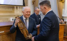 na zdjęciu osoby podczas uroczystości