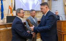 na zdjęciu osoby podczas uroczystości