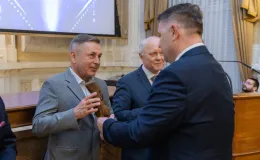 na zdjęciu osoby podczas uroczystości