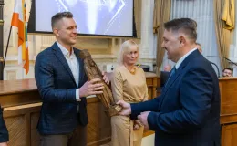 na zdjęciu osoby podczas uroczystości