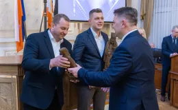 na zdjęciu osoby podczas uroczystości