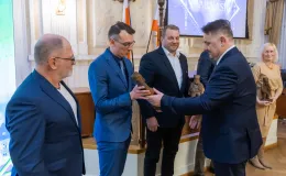 na zdjęciu osoby podczas uroczystości