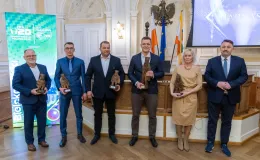 na zdjęciu osoby podczas uroczystości