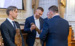 na zdjęciu osoby podczas uroczystości