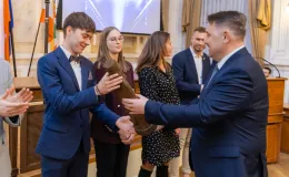 na zdjęciu osoby podczas uroczystości