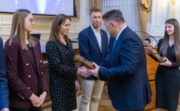 na zdjęciu osoby podczas uroczystości