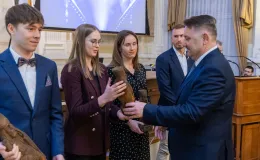 na zdjęciu osoby podczas uroczystości