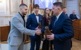 na zdjęciu osoby podczas uroczystości