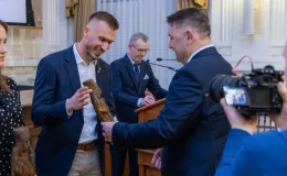 na zdjęciu osoby podczas uroczystości