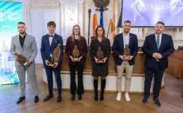 na zdjęciu osoby podczas uroczystości