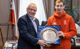 na zdjęciu osoby podczas spotkania