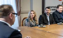 na zdjęciu osoby podczas spotkania