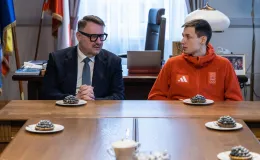 na zdjęciu osoby podczas spotkania