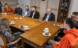 na zdjęciu osoby podczas spotkania