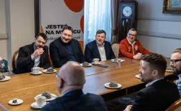 na zdjęciu osoby podczas spotkania