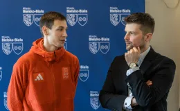 na zdjęciu osoby podczas spotkania