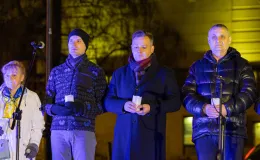 na zdjęciu osoby podczas modlitwy