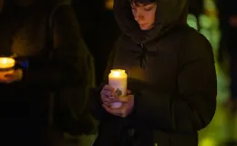 na zdjęciu osoby podczas modlitwy