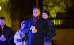 na zdjęciu osoby podczas modlitwy