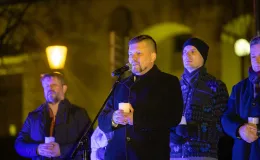 na zdjęciu osoby podczas modlitwy