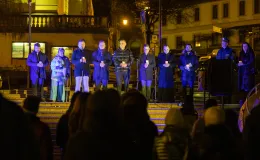 na zdjęciu osoby podczas modlitwy